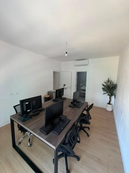 Tirane, jepet me qera zyre Kati 2, 122 m² 1.300 € (JORDAN MISJA)
