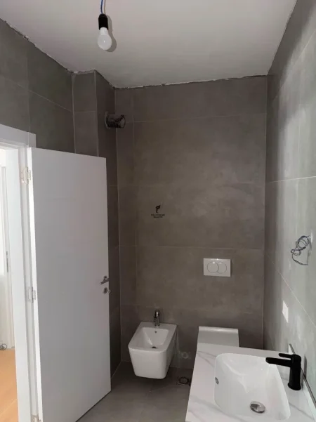 Tirane, jepet me qera zyre Kati 2, 122 m² 1.300 € (JORDAN MISJA)