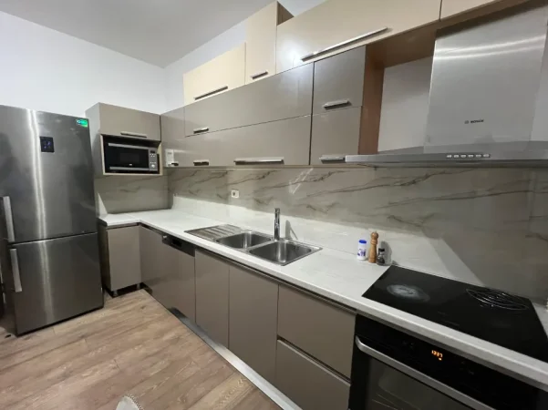 Tirane, jepet me qera apartament 2+1 Kati 12, 95 m² 700 € (JORDAN MISJA)