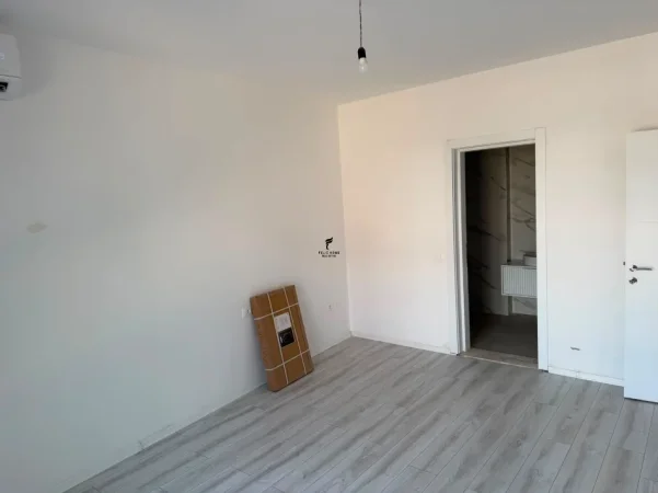 Tirane, jepet me qera zyre Kati 1, 105 m² 700 € (JORDAN MISJA)