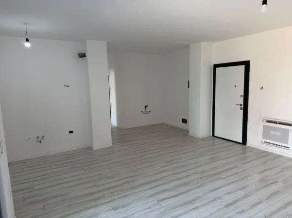 Tirane, jepet me qera zyre Kati 1, 105 m² 700 € (JORDAN MISJA)