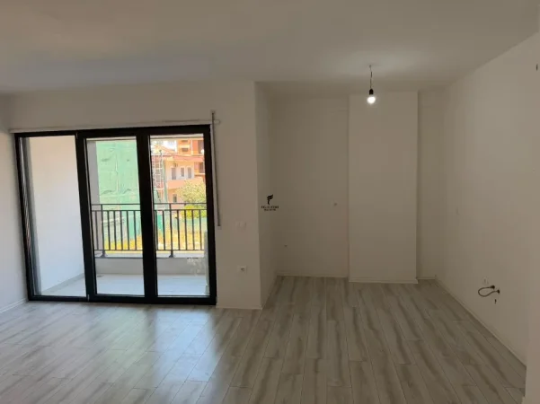 Tirane, jepet me qera zyre Kati 1, 105 m² 700 € (JORDAN MISJA)