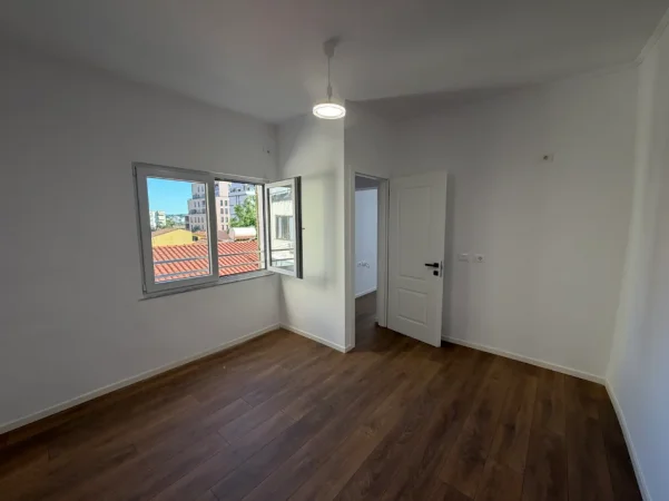 Tirane, shitet apartament 1+1 Kati 4, 40 m² 118.000 € (PAZARI I RI)