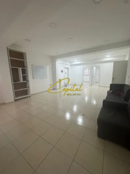 Tirane, jepet me qera ambjent biznesi Kati 1, 85 m² 800 € (RRUGA E KAVAJES)