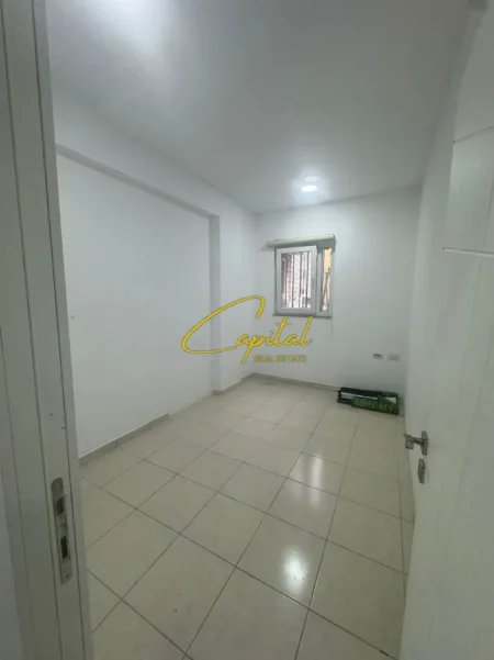 Tirane, jepet me qera ambjent biznesi Kati 1, 85 m² 800 € (RRUGA E KAVAJES)