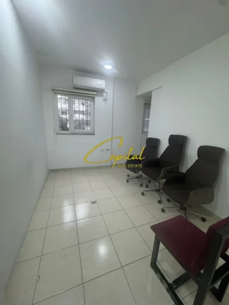 Tirane, jepet me qera ambjent biznesi Kati 1, 85 m² 800 € (RRUGA E KAVAJES)