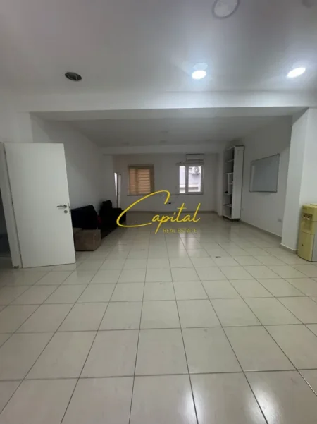 Tirane, jepet me qera ambjent biznesi Kati 1, 85 m² 800 € (RRUGA E KAVAJES)