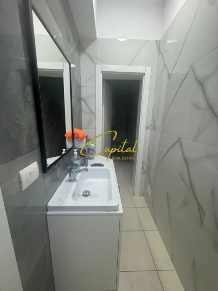 Tirane, jepet me qera ambjent biznesi Kati 1, 85 m² 800 € (RRUGA E KAVAJES)