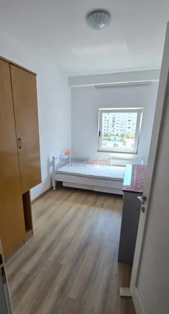 Tirane, jepet me qera apartament 2+1+Ballkon Kati 5, 93 m² 700 € (Vasil Shanto)