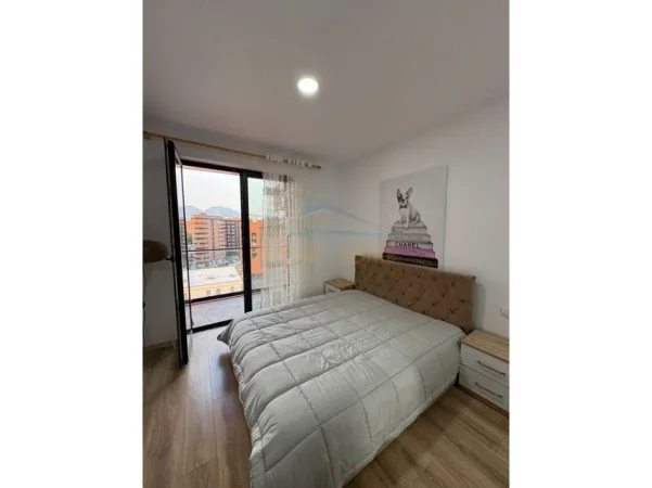 Tirane, jepet me qera apartament 1+1 Kati 7, 65 m² 520 € (Unaza e Re)