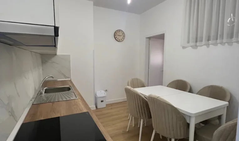 Tirane, jepet me qera apartament 1+1 Kati 5, 85 m² 650 € 