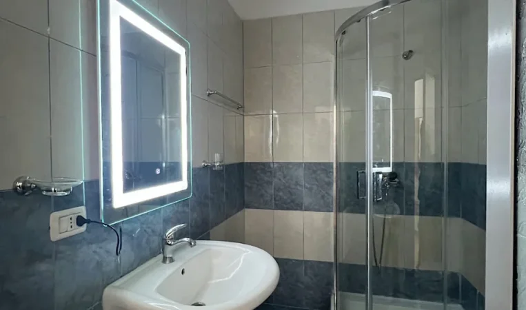 Tirane, jepet me qera apartament 1+1 Kati 5, 85 m² 650 € 