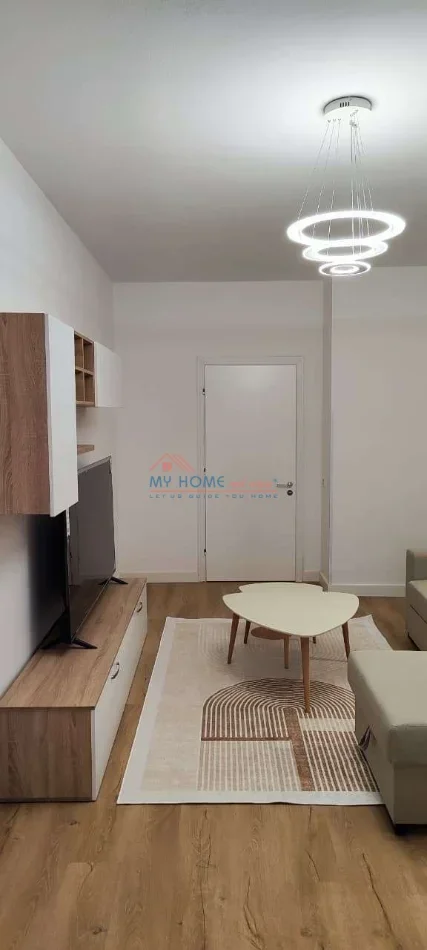 Tirane, jepet me qera apartament 1+1+Ballkon Kati 5, 85 m² 650 € (Rruga e Kavajes)