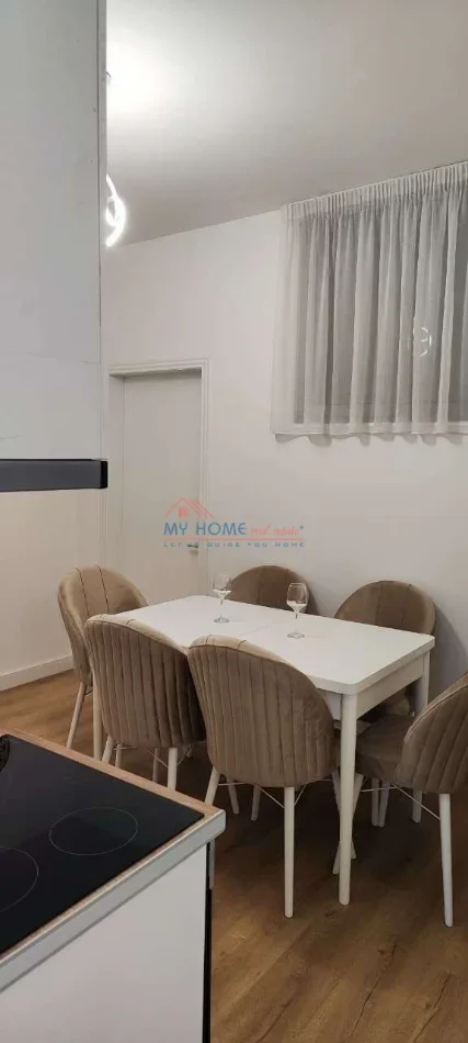 Tirane, jepet me qera apartament 1+1+Ballkon Kati 5, 85 m² 650 € (Rruga e Kavajes)