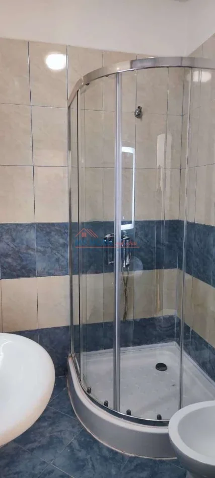Tirane, jepet me qera apartament 1+1+Ballkon Kati 5, 85 m² 650 € (Rruga e Kavajes)