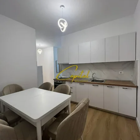 Tirane, jepet me qera apartament 1+1 Kati 5, 85 m² 650 € (RRUGA E KAVAJES)