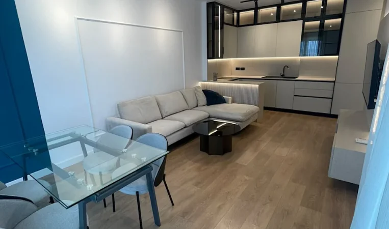 Tirane, jepet me qera apartament 1+1 Kati 8, 70 m² 800 €