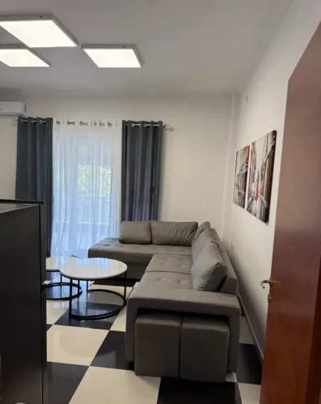 Tirane, jepet me qera apartament 1+1 Kati 1, 700 m² 600 € (PORCELANI)