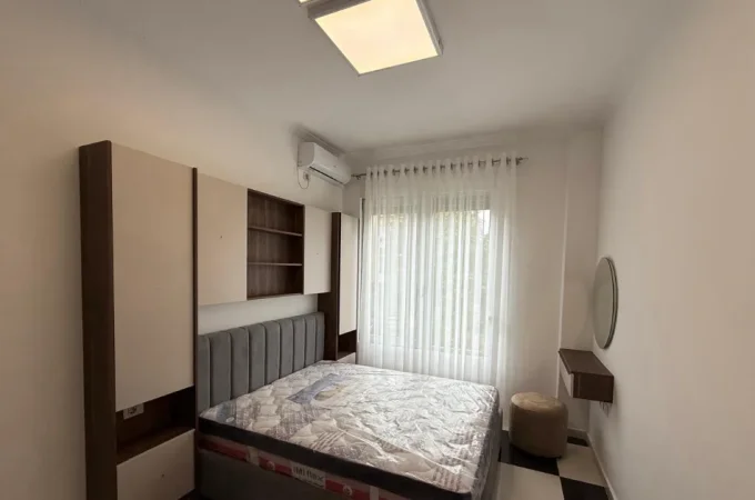 Tirane, jepet me qera apartament 1+1 Kati 1, 700 m² 600 € (PORCELANI)