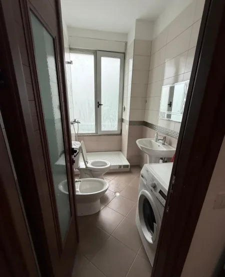 Tirane, jepet me qera apartament 1+1 Kati 1, 700 m² 600 € (PORCELANI)