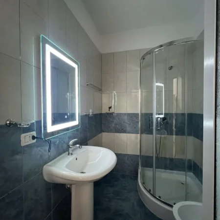 Tirane, jepet me qera apartament 1+1 Kati 1, 70 m² 650 € (MYSLYM SHYRI)