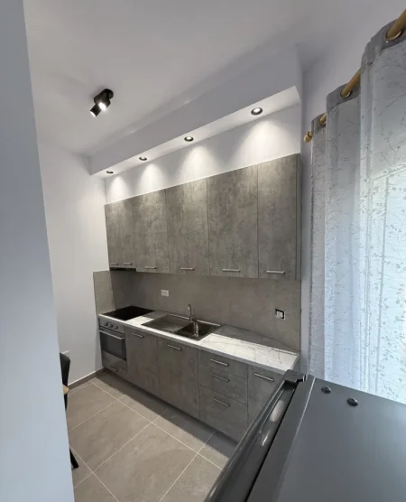 Tirane, jepet me qera apartament 1+1 Kati 1, 60 m² 520 € (Selitë)