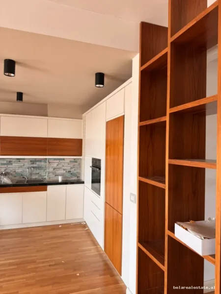 Tirane, jepet me qera apartament 2+1+Ballkon Kati 3, 120 m² 850 € (Sauk i Ri)
