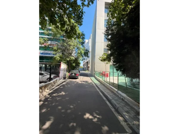 Tirane, jepet me qera apartament 1+1 Kati 4, 70 m² 850 € (vasil shanto prane universitetit mesdhetar)