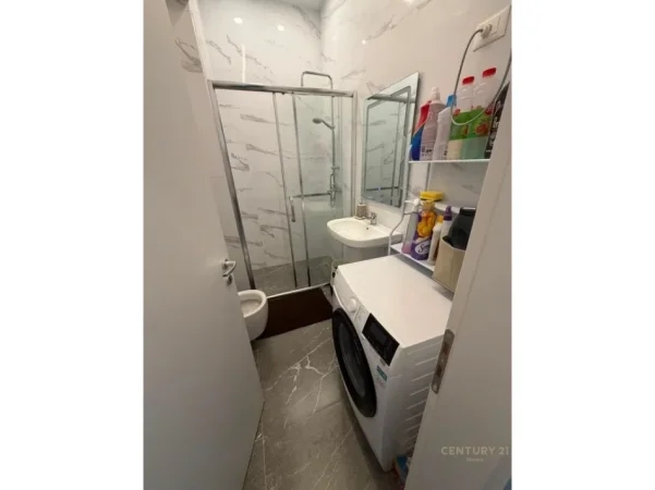 Tirane, jepet me qera apartament 1+1 Kati 4, 70 m² 850 € (vasil shanto prane universitetit mesdhetar)