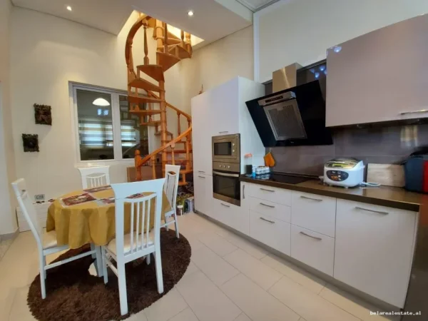 Tirane, jepet me qera apartament 2+1+Ballkon Kati 5, 148 m² 860 € (Fresk)