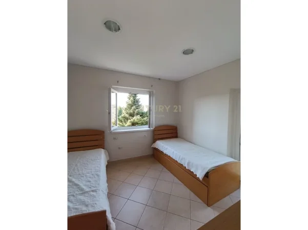 Tirane, jepet me qera apartament 3+1+Aneks+Ballkon Kati 2, 130 m² 1.100 € (kombinat misto mame prane otp)