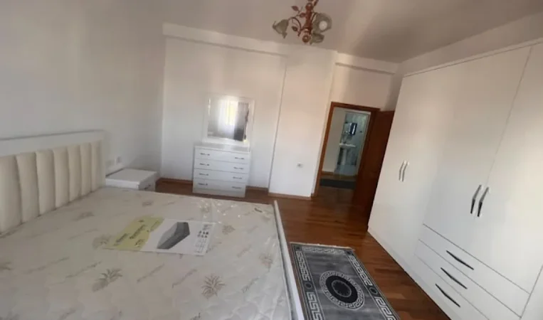 Tirane, jepet me qera apartament 2+1 Kati 3, 88 m² 600 € 