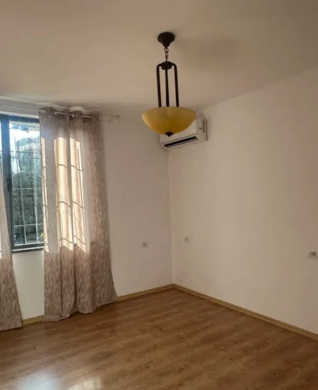 Tirane, jepet me qera ambjent biznesi Kati 2, 50 m² 650 € (Bulevardi Zogu i Parë)