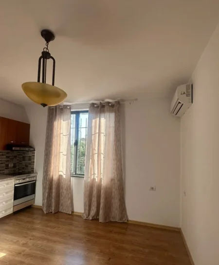 Tirane, jepet me qera ambjent biznesi Kati 2, 50 m² 650 € (Bulevardi Zogu i Parë)