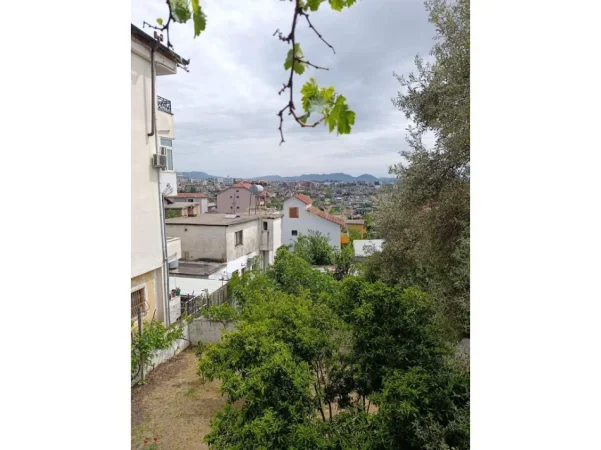 Tirane, shitet shtepi 4+1+Ballkon Kati 2, 411 m² 265.000 € (babrru qender prane unazes se madhe)