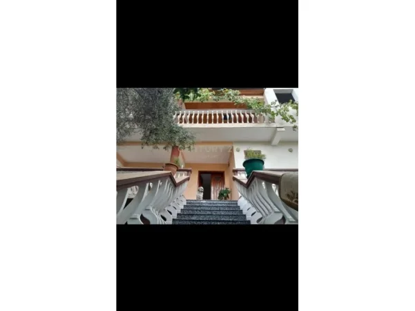 Tirane, shitet shtepi 4+1+Ballkon Kati 2, 411 m² 265.000 € (babrru qender prane unazes se madhe)