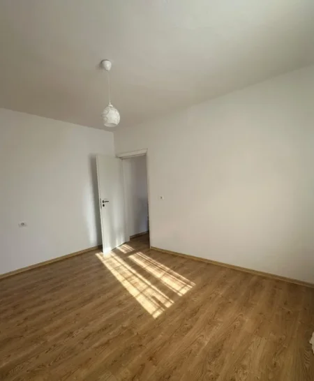 Tirane, jepet me qera ambjent biznesi Kati 2, 50 m² 650 € (Bulevardi Zogu i Parë)