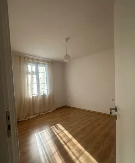 Tirane, jepet me qera ambjent biznesi Kati 2, 50 m² 650 € (Bulevardi Zogu i Parë)