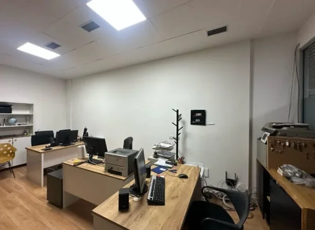 Tirane, jepet me qera ambjent biznesi Kati 1, 45 m² 500 € (Ish Parku i Autobuzave)