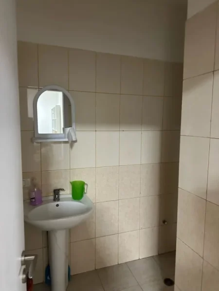Tirane, jepet me qera ambjent biznesi Kati 1, 45 m² 500 € (Ish Parku i Autobuzave)