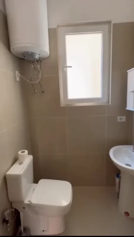 Tirane, jepet me qera Vile 1+1 Kati 1, 90 m² 28.000 € (PAL engjelli)