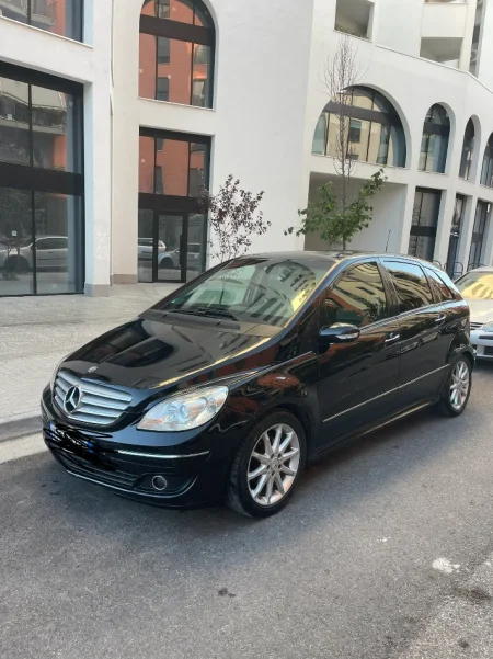 Tirane, shitet makine Mercedes-Benz B-class Benzin+Gaz, e zeze automatik Klima 210.000 km