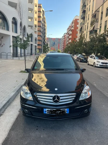 Tirane, shitet makine Mercedes-Benz B-class Benzin+Gaz, e zeze automatik Klima 210.000 km