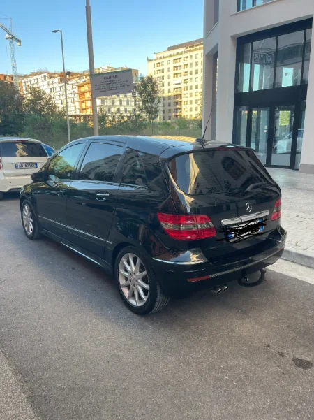 Tirane, shitet makine Mercedes-Benz B-class Benzin+Gaz, e zeze automatik Klima 210.000 km