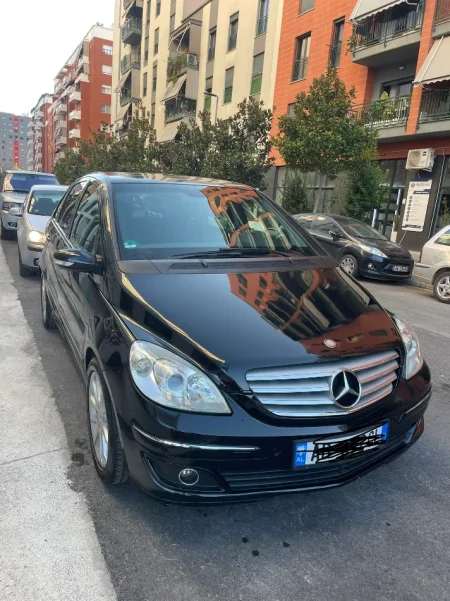 Tirane, shitet makine Mercedes-Benz B-class Benzin+Gaz, e zeze automatik Klima 210.000 km