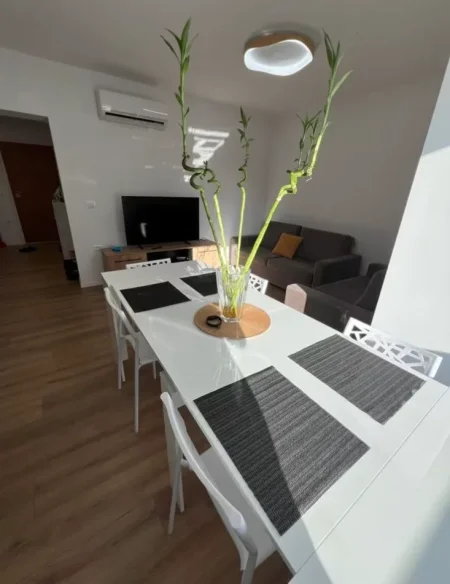 Tirane, jepet me qera apartament 3+1 Kati 3, 88 m² 900 € (Rr. Tefta Tashko Koco)