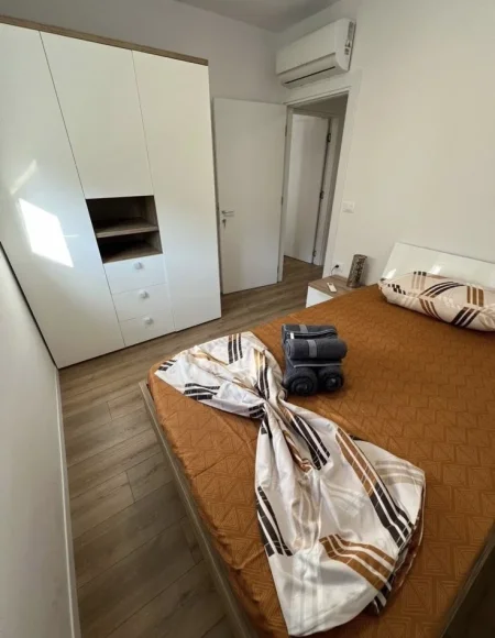 Tirane, jepet me qera apartament 3+1 Kati 3, 88 m² 900 € (Rr. Tefta Tashko Koco)