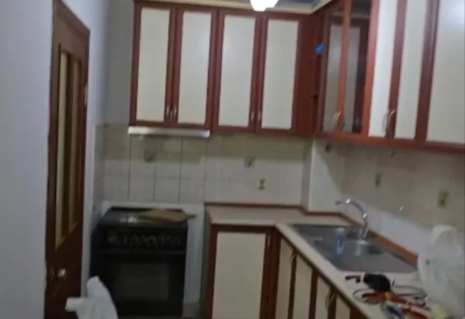 Tirane, jepet me qera apartament 1+1 Kati 1, 65 m² 500 € (Laprakë)