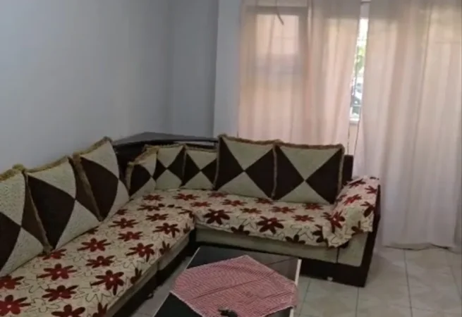 Tirane, jepet me qera apartament 1+1 Kati 1, 65 m² 500 € (Laprakë)