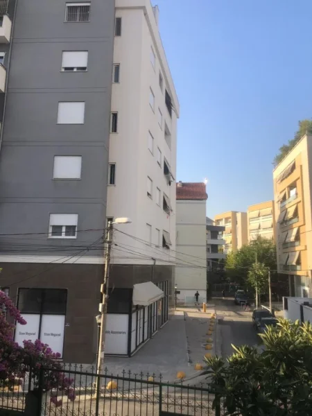 Tirane, jepet me qera ambjent biznesi Kati 1, 66 m² 600 € (Komuna e Parisit)